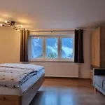 Apartment Haus Tisch *