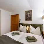 Apartament Haus Tisch