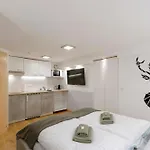 Haus Tisch アパート シュルンス