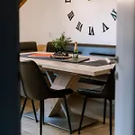 Haus Tisch アパート シュルンス
