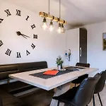 アパート Haus Tisch シュルンス