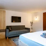 Haus Tisch アパート シュルンス