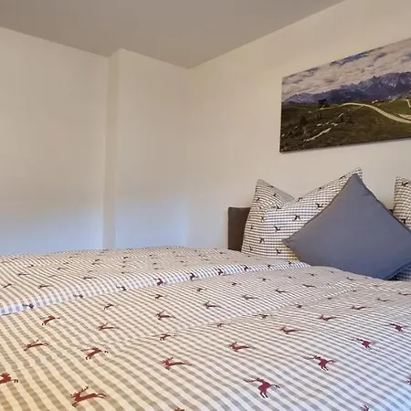 Apartment Haus Tisch *