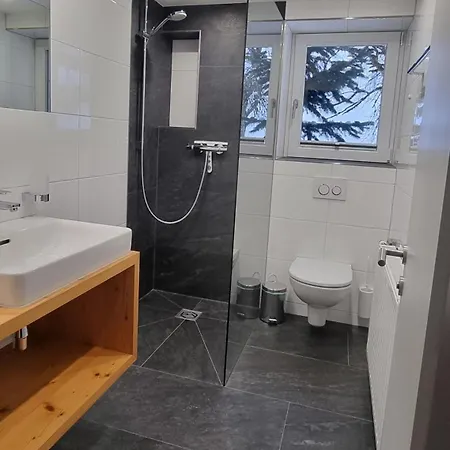 Haus Tisch 施伦斯