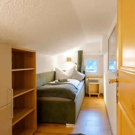 Apartment Haus Tisch *