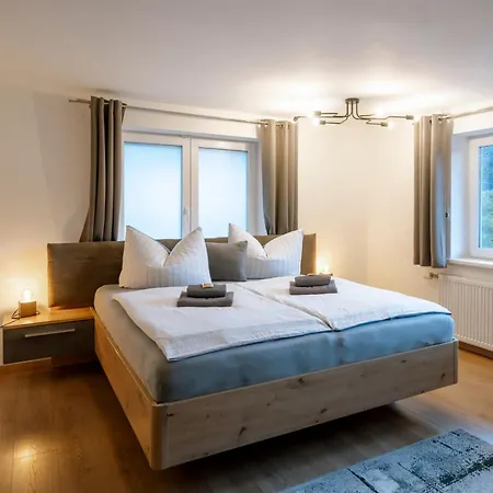 Apartment Haus Tisch *