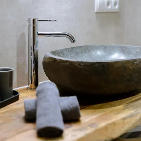 Apartment Haus Tisch